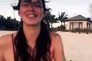 难怪前男友们都着迷詹娜此前穿比基尼海边玩耍！这也太顶了！