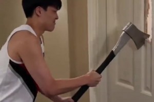 谁做的球迷晒AI杨瀚森复刻《闪灵》名场面：劈开门找根子！