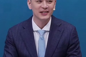 杨鸣：最后时刻裁判这么多违背常理的吹罚，男篮球员依旧顶住压力