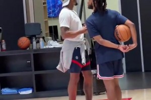 受伤的比尔现在已不用拐杖 在训练后与加兰+邓恩交谈